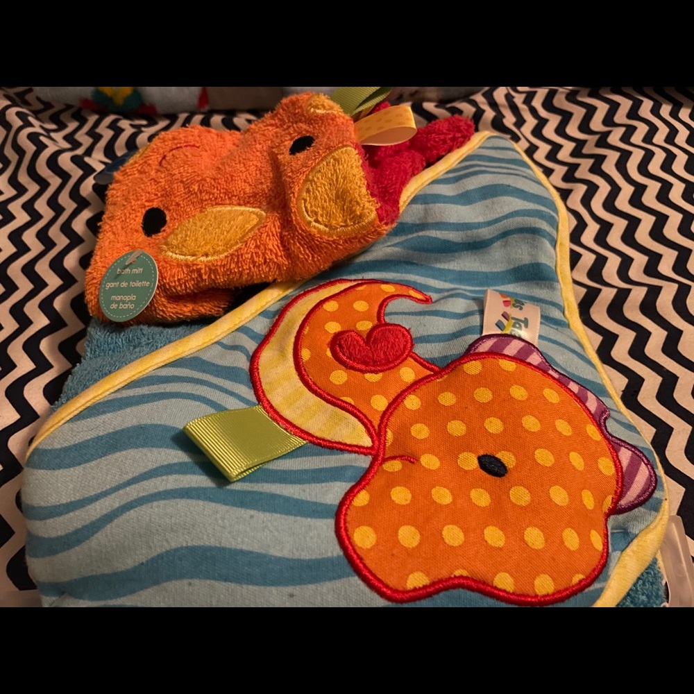 NWT towel and baby bath mit - Picture 1 of 5